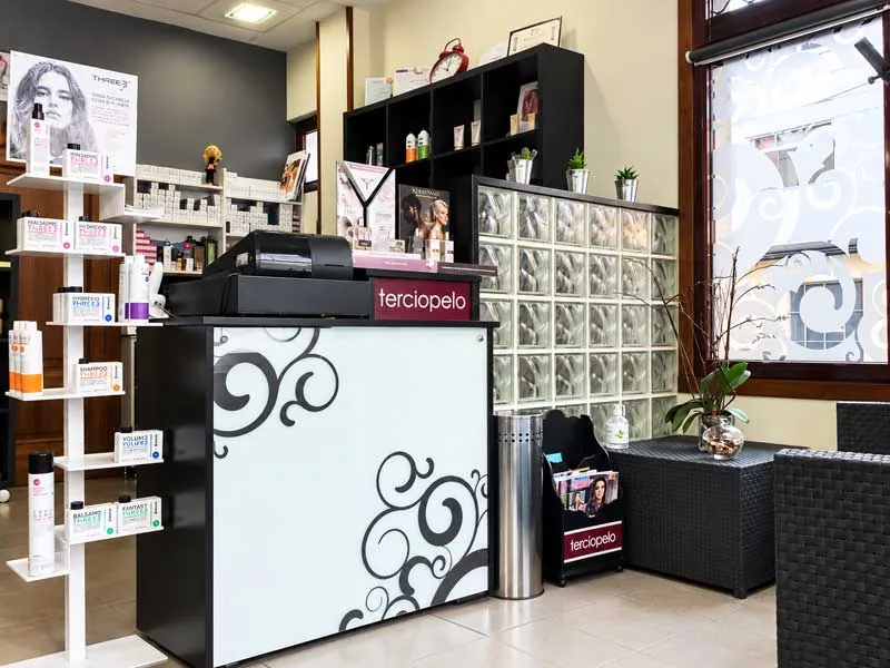 Aplicación de tinte en la peluquería Terciopelo de Ferrol